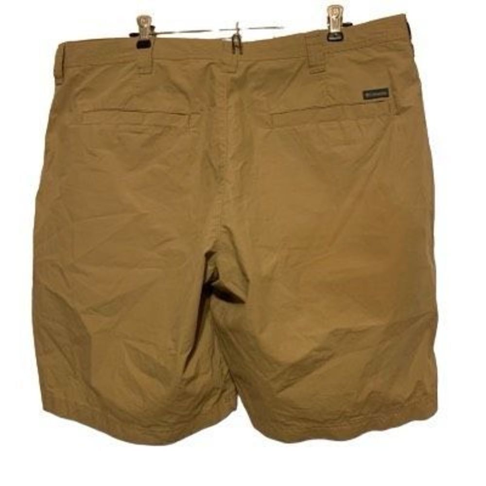 Columbia Size 40 Lightweight Tan Shorts *See Description*
